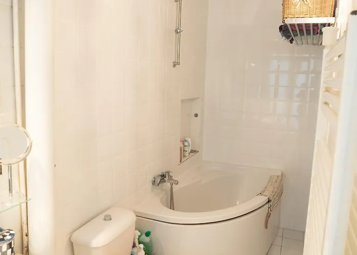 Authentic And Charming * باريس